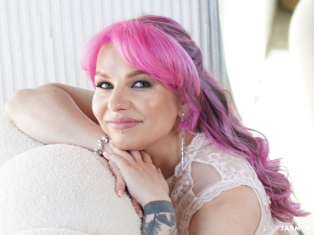 Profile photo for LeyaTaryn