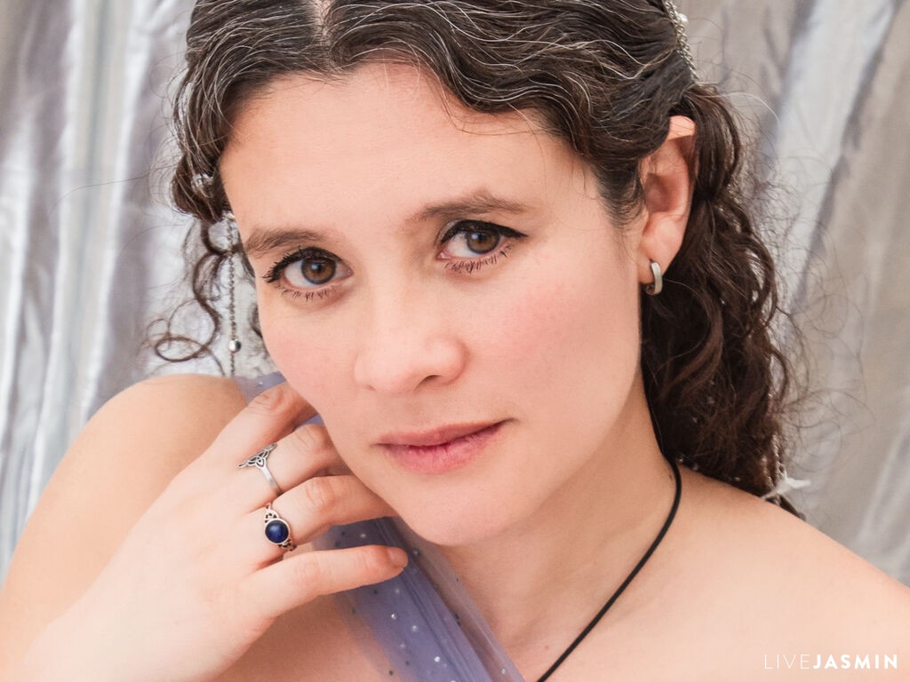 Cam girl profile image for LiaBluee