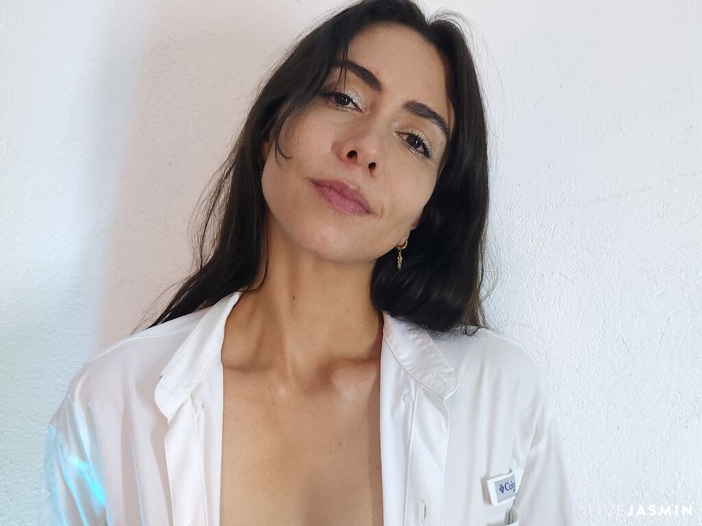 LiaKoss model profile and live status
