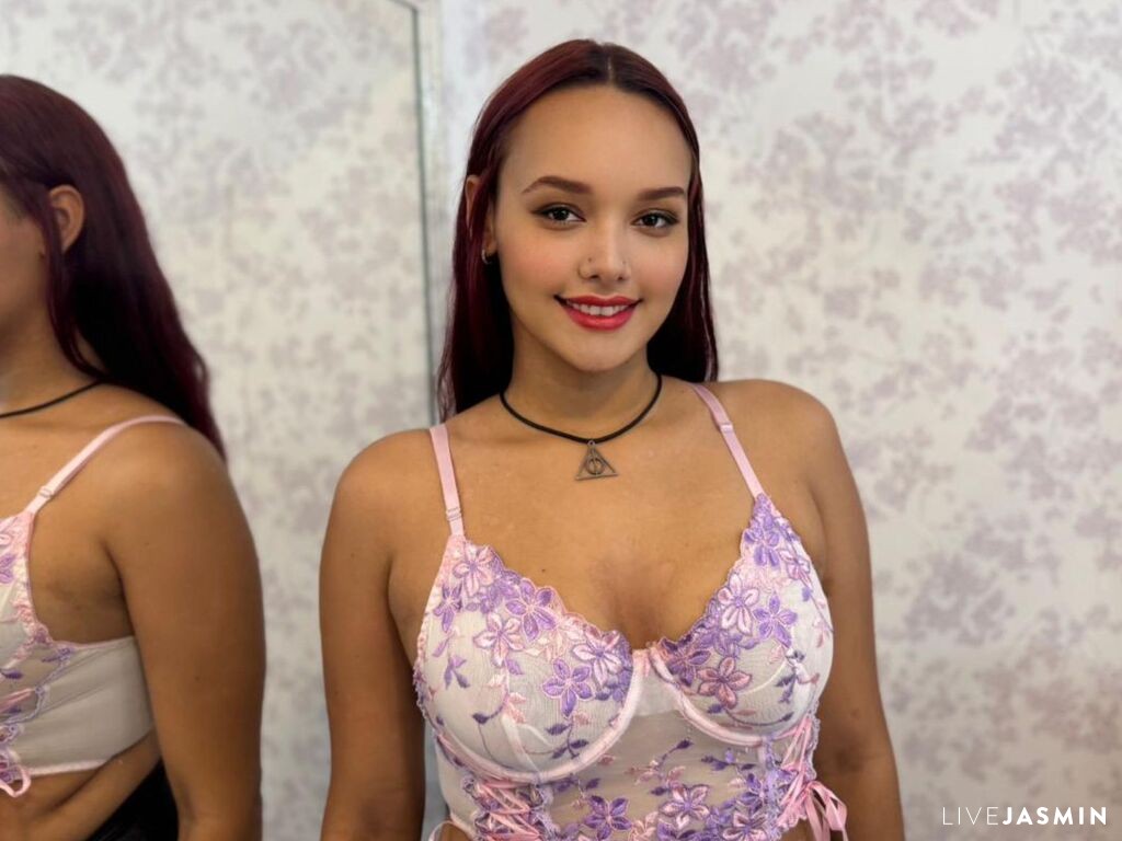 LiahDecket model profile and live status