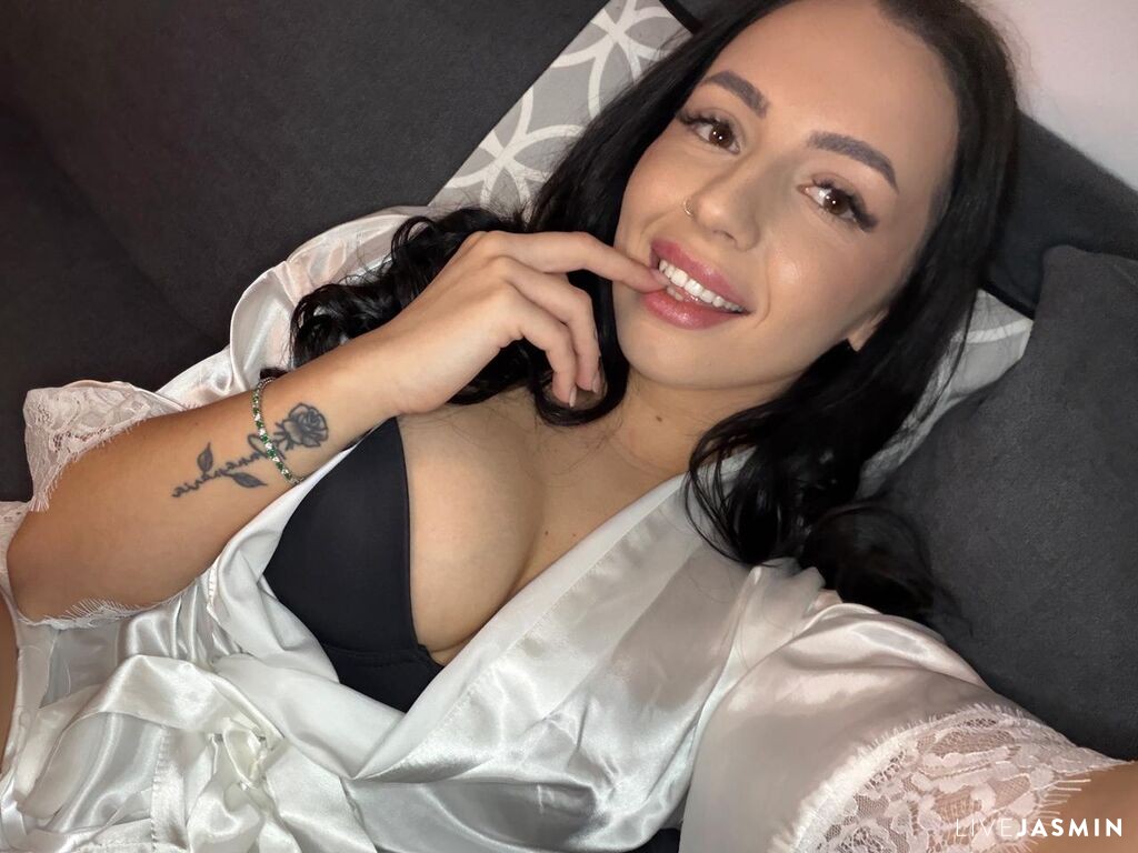 View LilaWest on AlwaysCamGirls