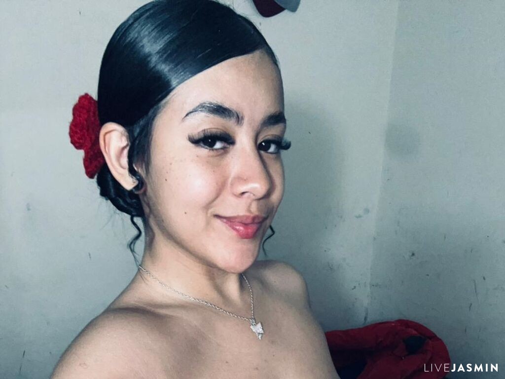LiliCasther model profile and live status