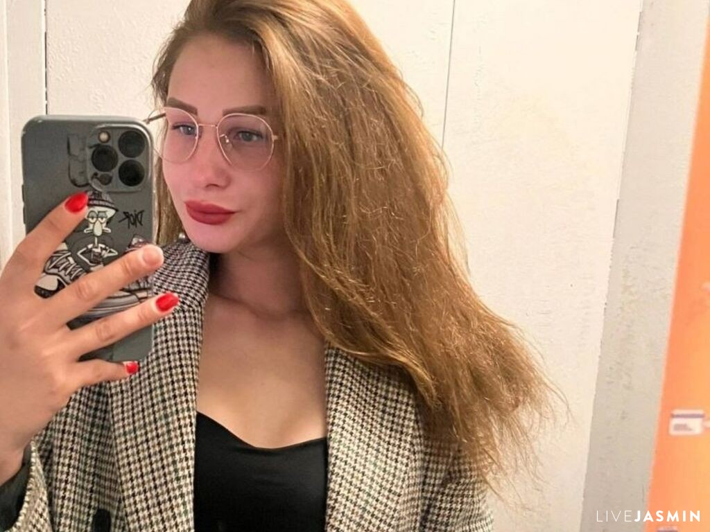 Cam girl profile image for LillieMann