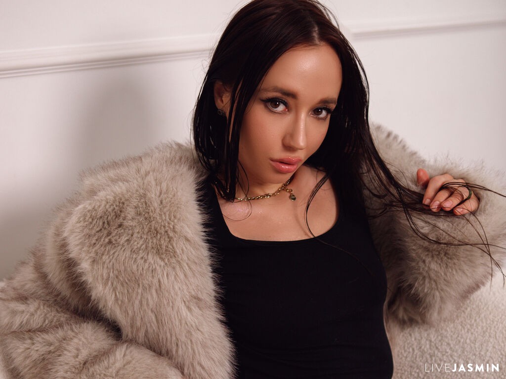 View LilyAspen cam profile and live status