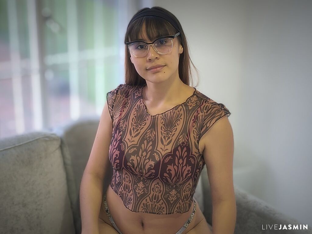 View LilyCora live cam profile