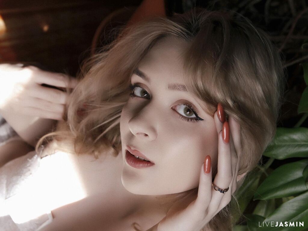 Cam girl profile image for LilyMoony