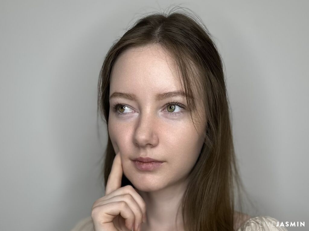 LinaBrossardie model profile and live status