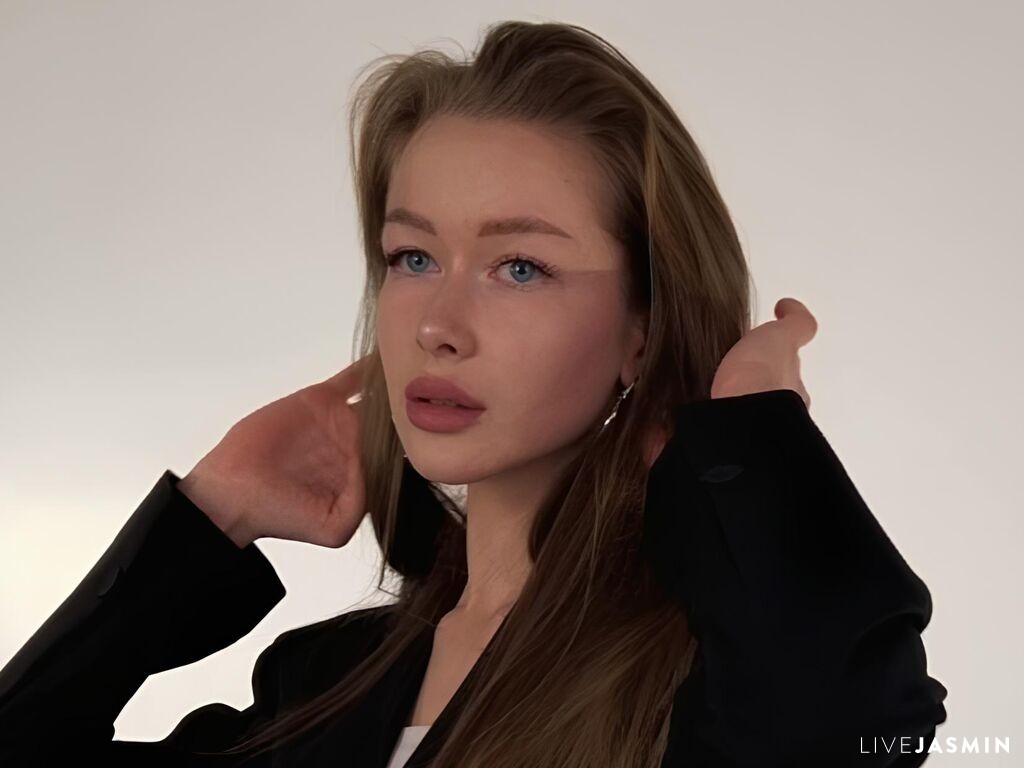 LinaMikaya model profile and live status