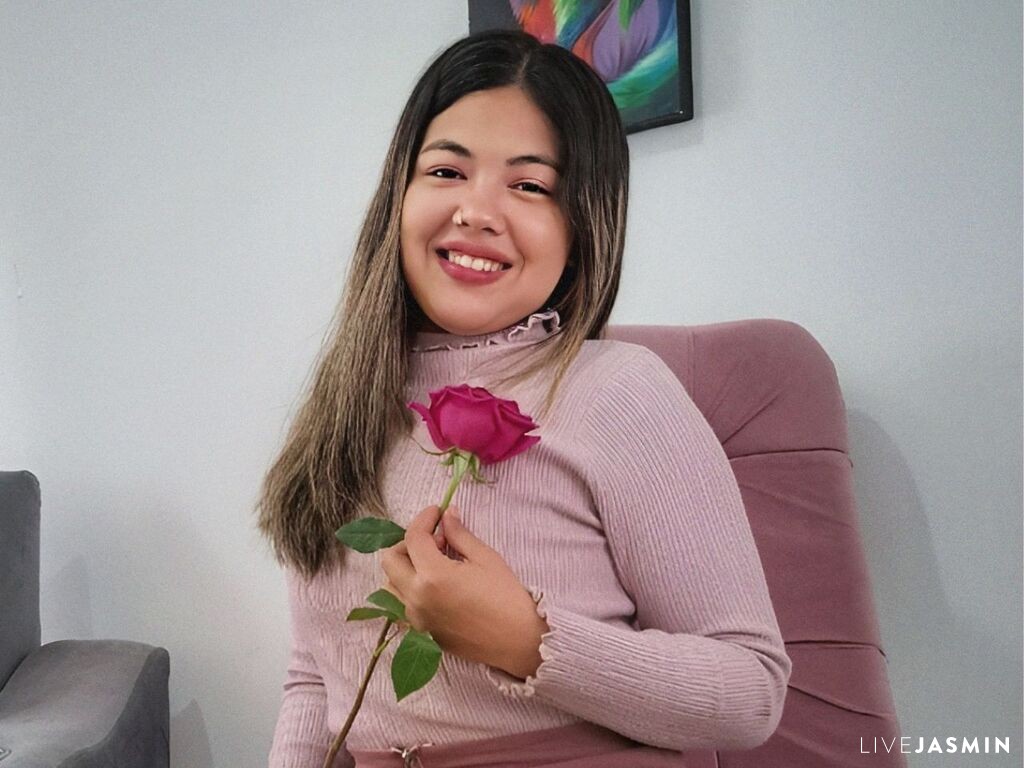 Cam girl profile image for LizzaYamasaki