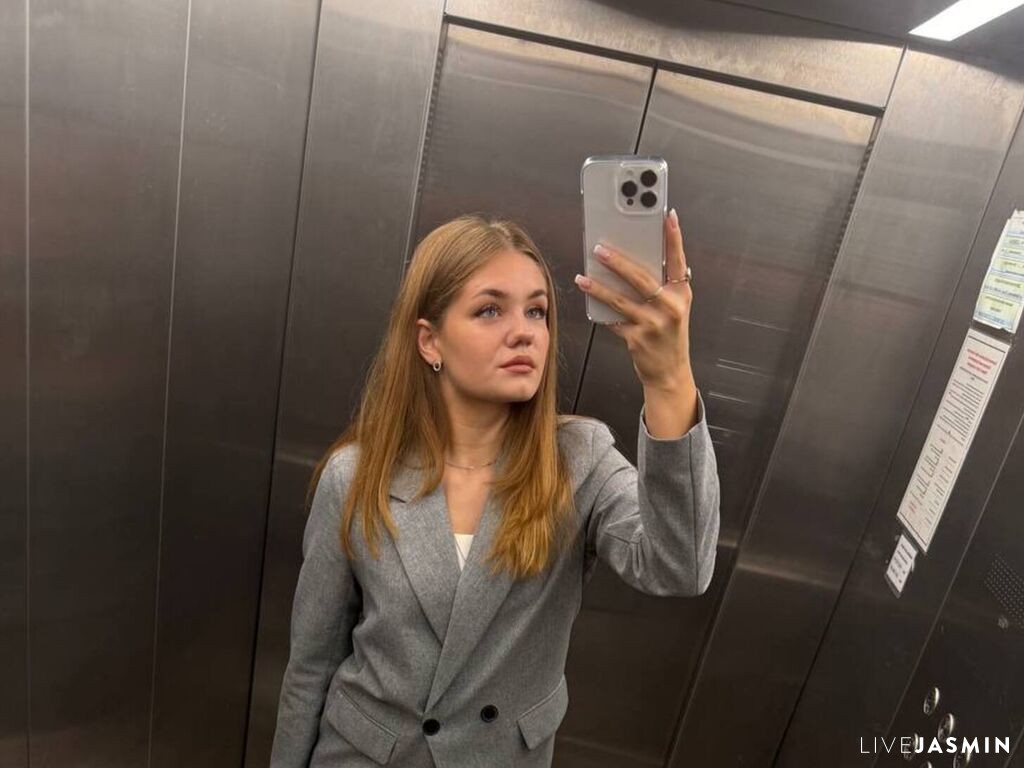 Browse LizzieIacovino live chat profile