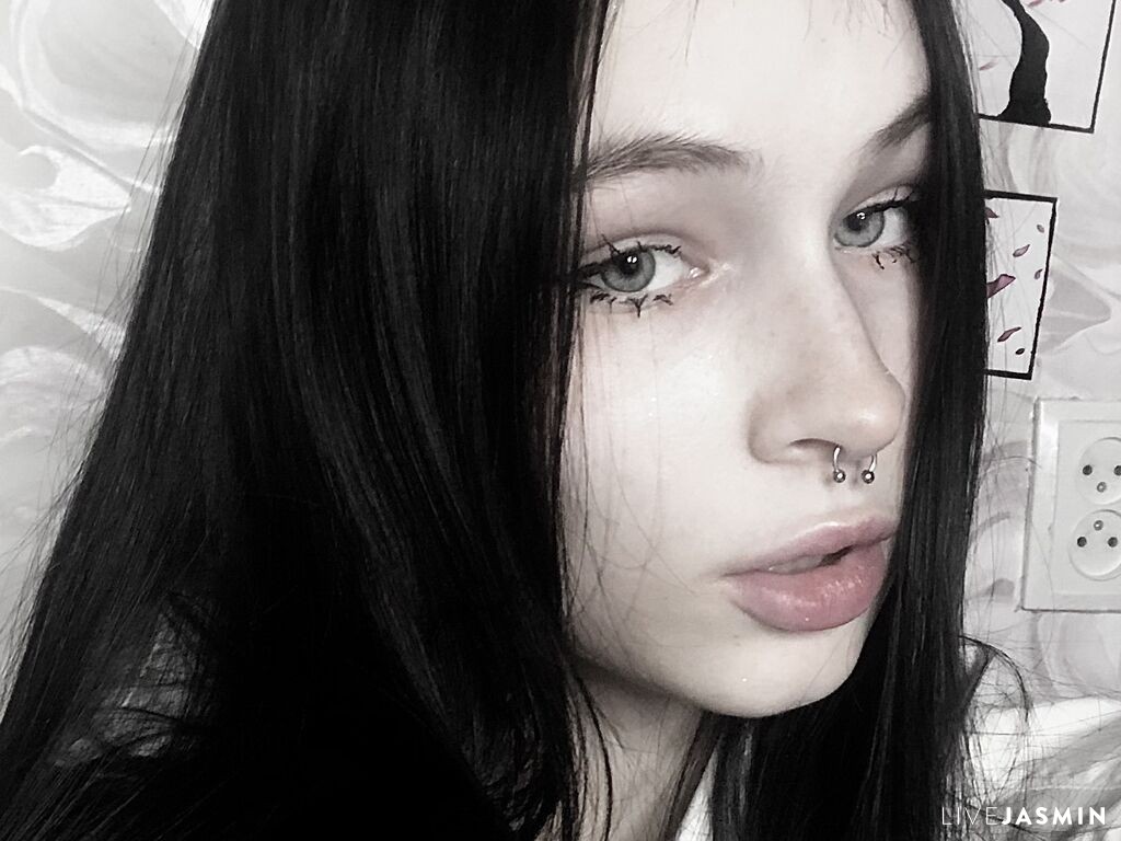 Cam girl profile image for LolaVibe
