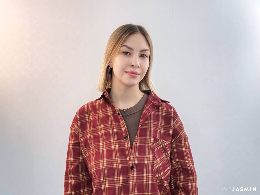 Cam girl profile image for LoraineRussek