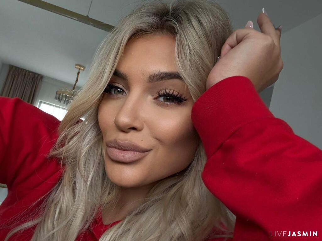 Cam girl profile image for LorennaRyan
