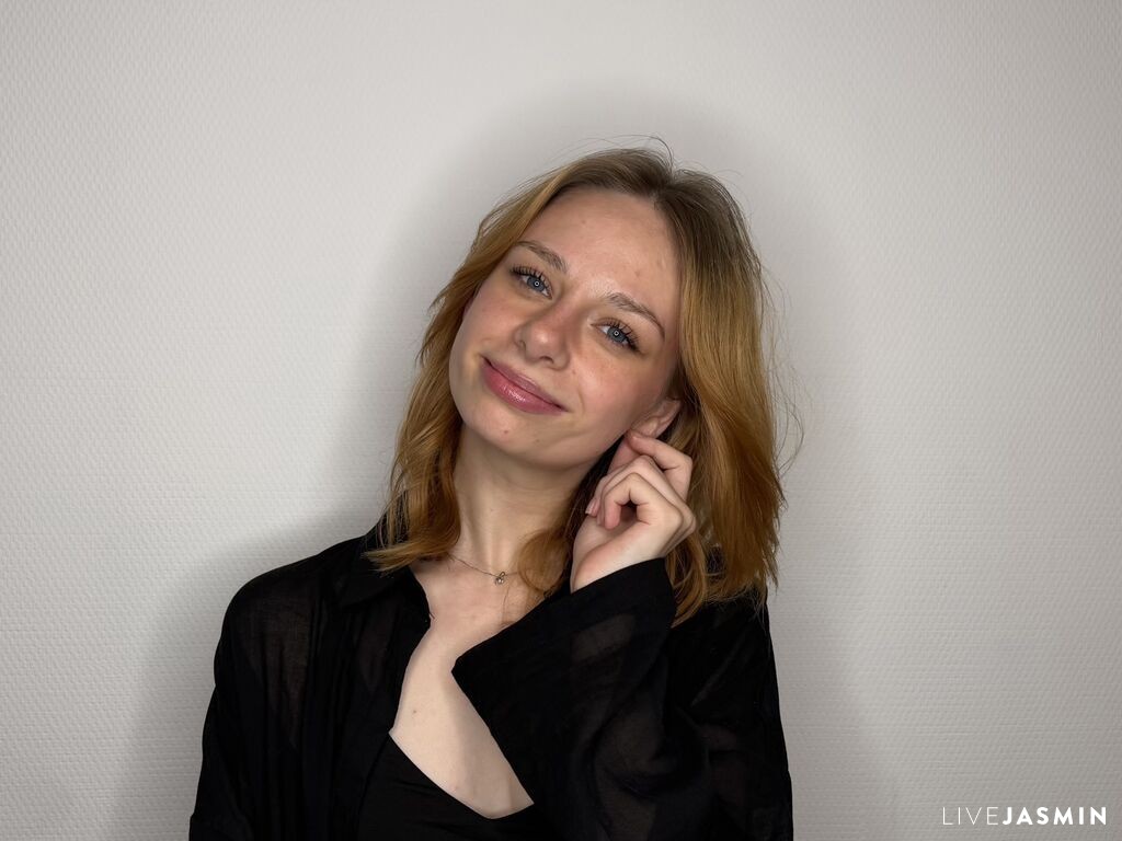 LouiseSchmidt model profile and live status