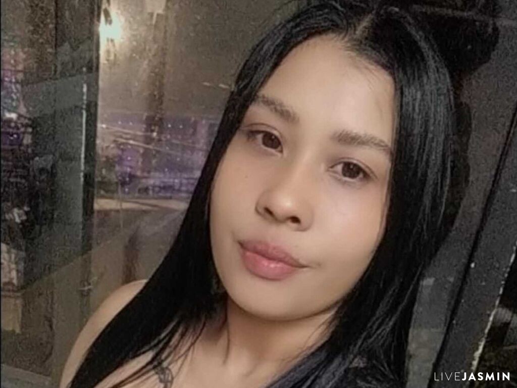 View LuccyGreey live cam profile