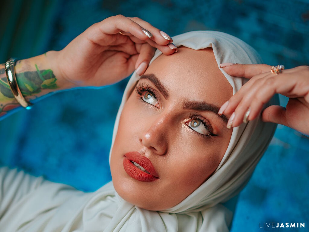 View LuciaLyone cam profile and live status