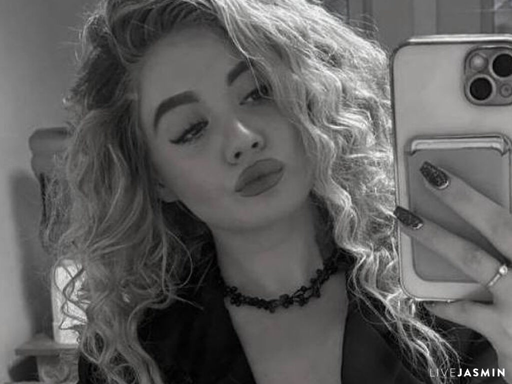 Cam girl profile image for LucilePapke