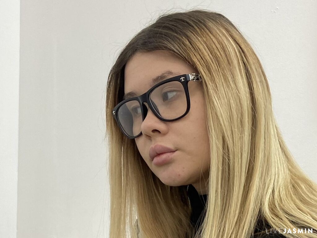 Browse LucilleQasba live chat profile