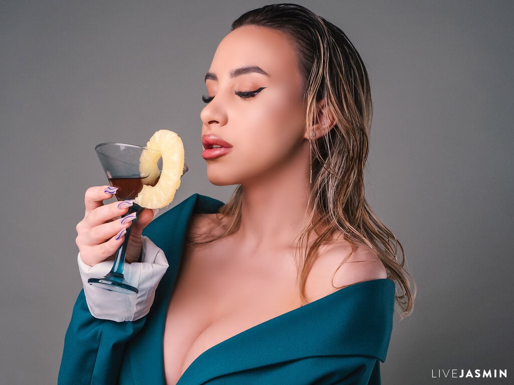 Browse Lucine live chat profile