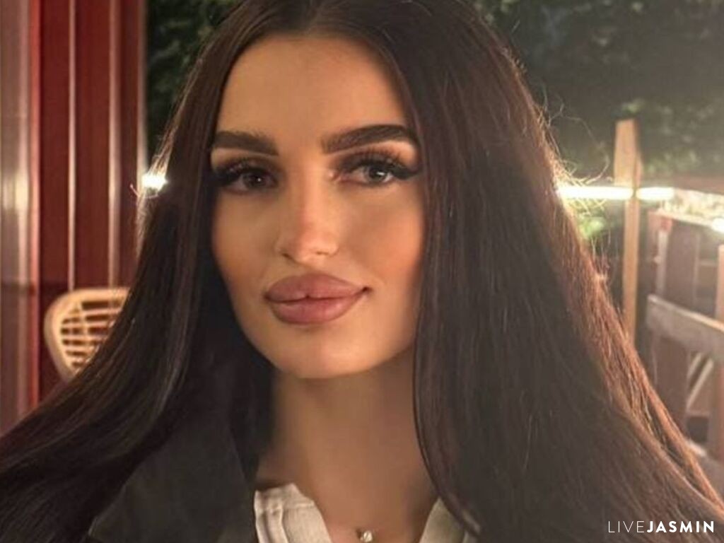 Featured LiveJasmin cam girl profile: LucretiaBonnoitt