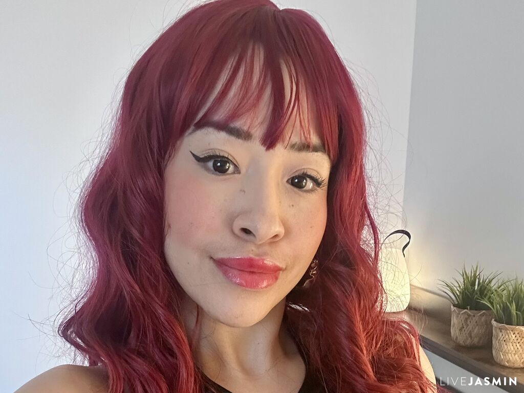 Cam girl profile image for LuluCabello