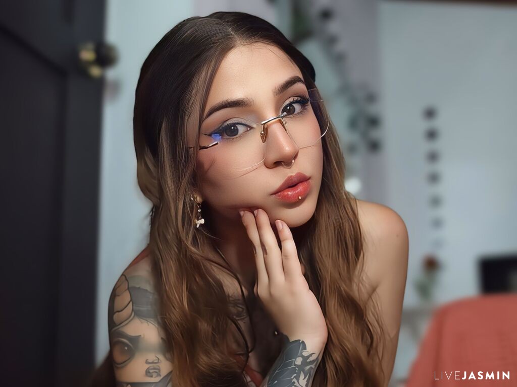 View LuluMoonstone live cam profile