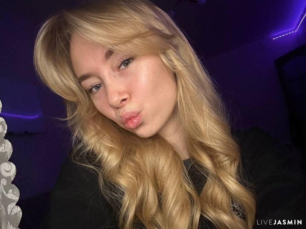 Cam girl profile image for LunaAure