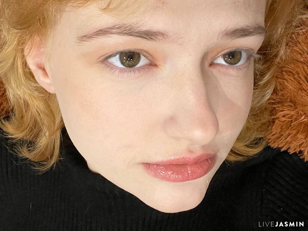 LunaBeans model profile and live status