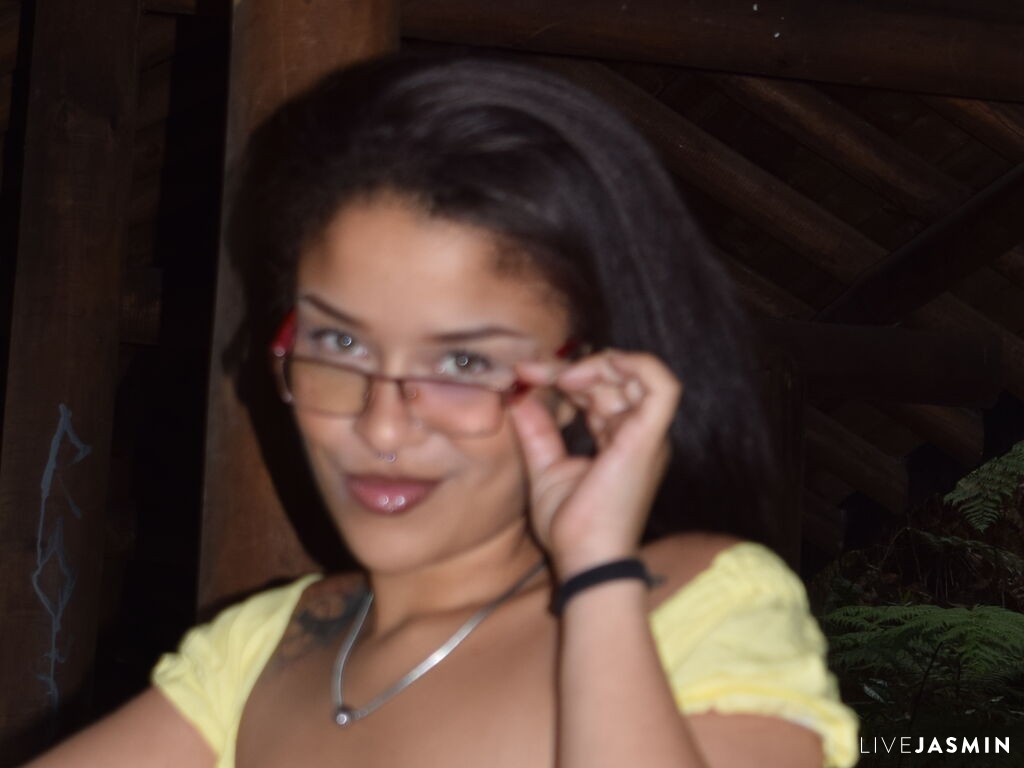 View LunaRuselly cam profile and live status