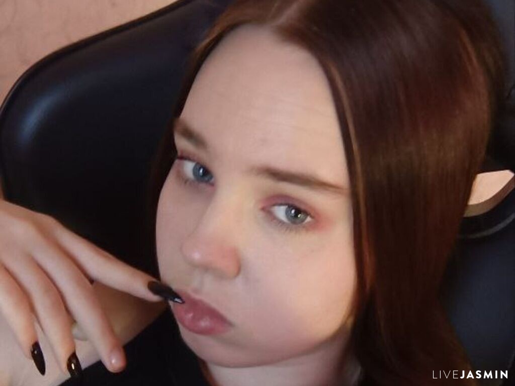 LunaSheen model profile and live status