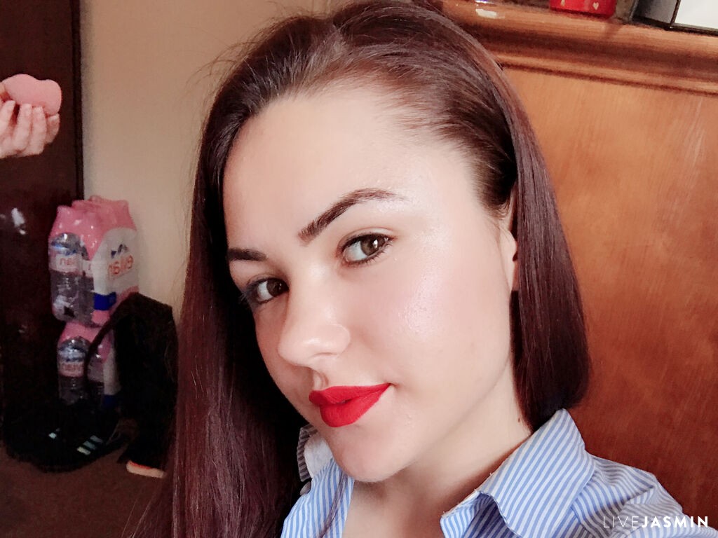 View LunaTokio cam profile and live status