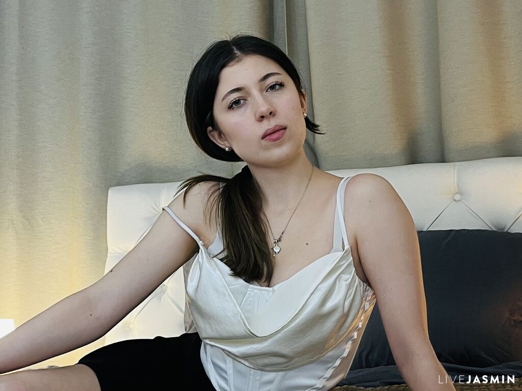 LunaaJames model profile and live status