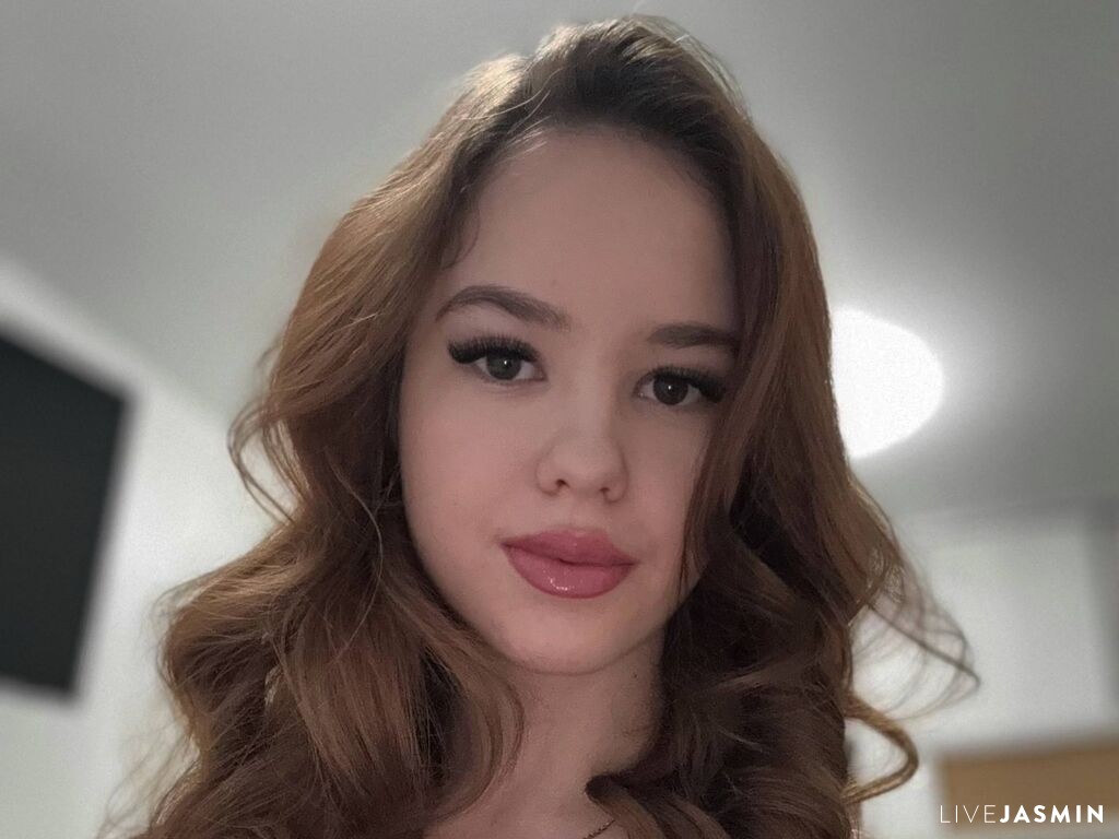 Cam girl profile image for LuraHugh