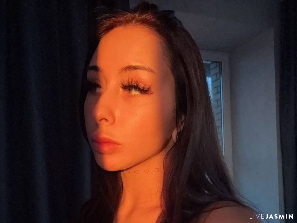 LuxRaen live cam girl profile