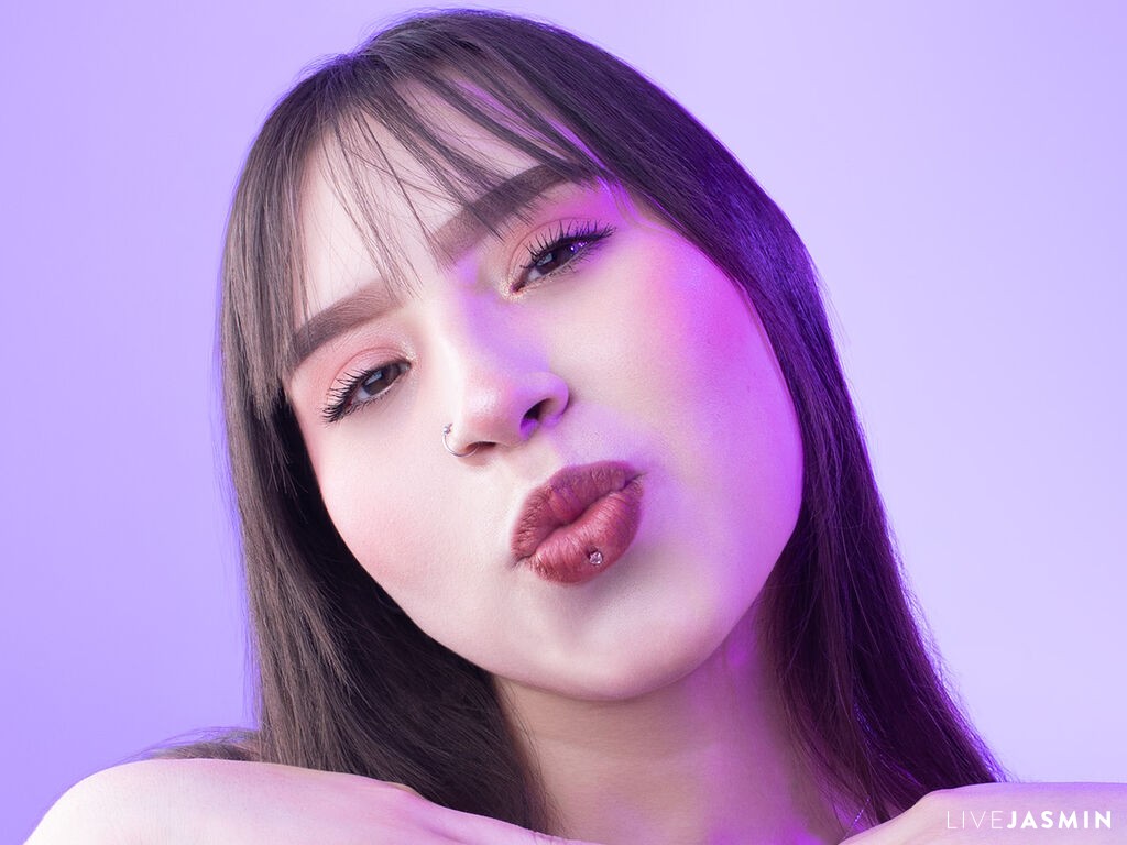 Cam girl profile image for MadeleynRose