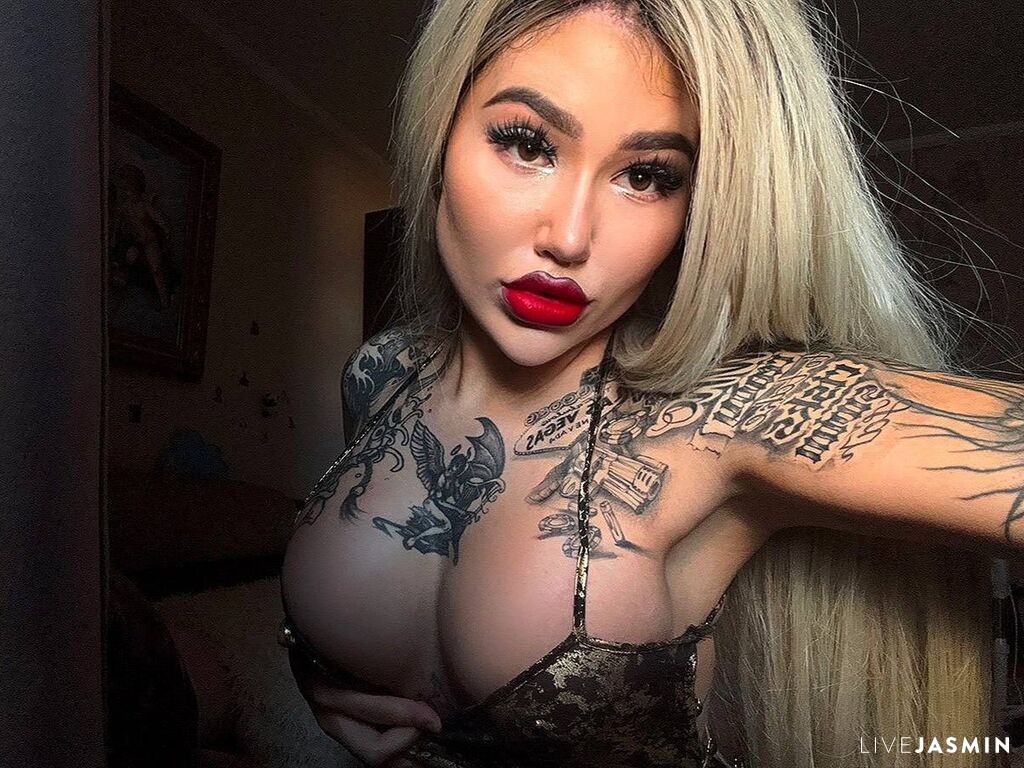 View MadinaPinkman live cam profile