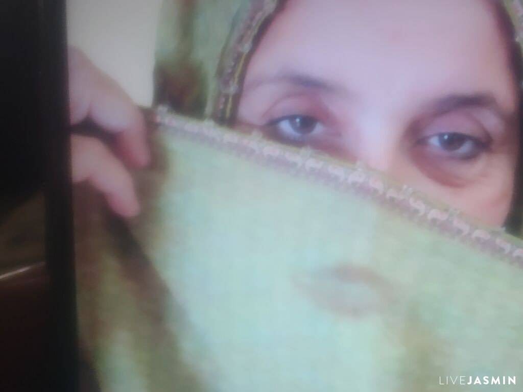 Cam girl profile image for MahiKimi