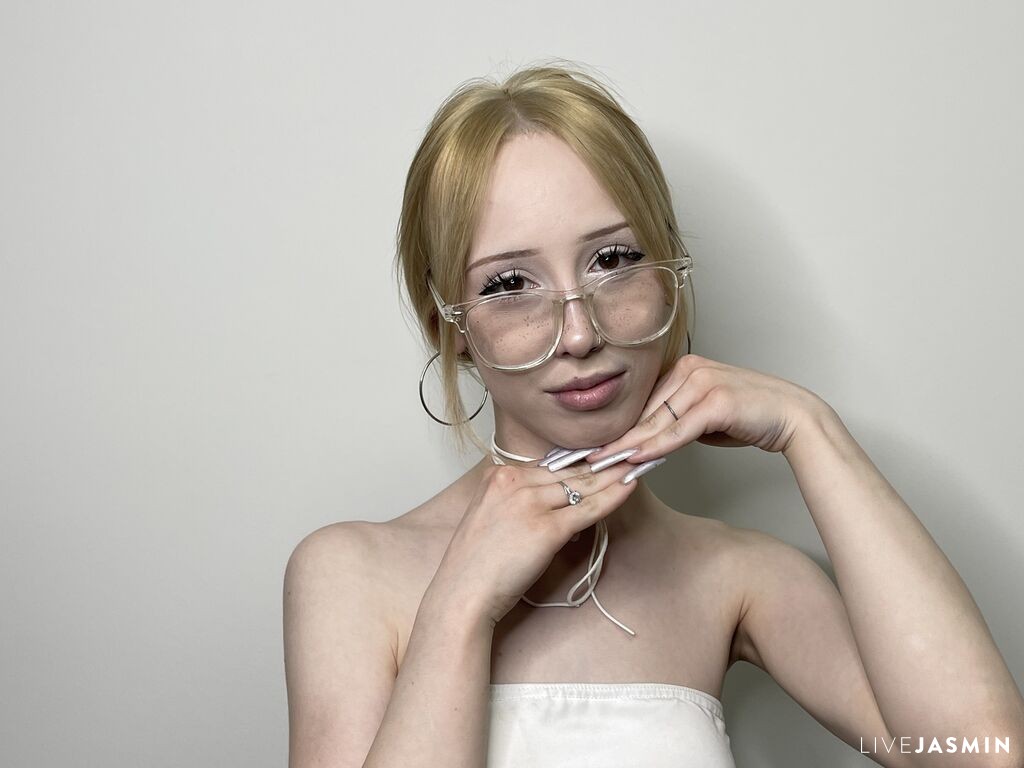 Cam girl profile image for MaisieCherrin