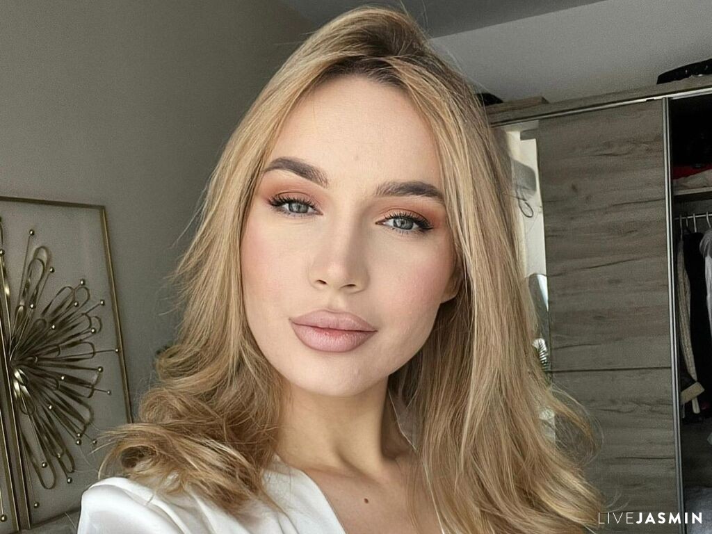 MargotHill model profile and live status