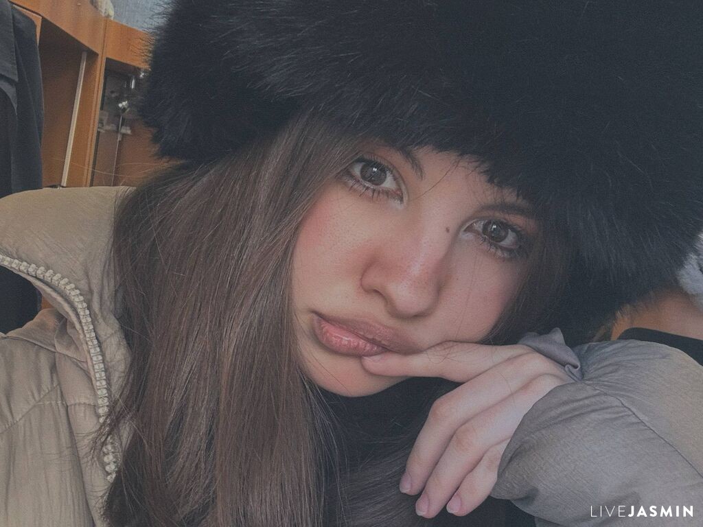 MariLuxe model profile and live status