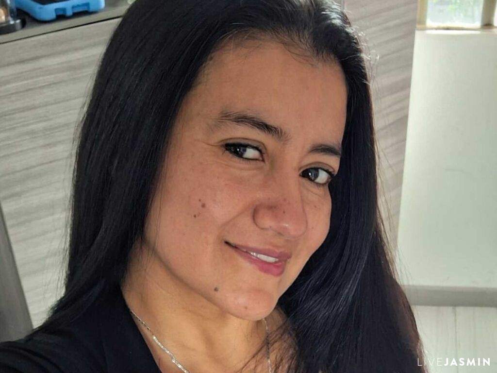 MariaThomp model profile and live status