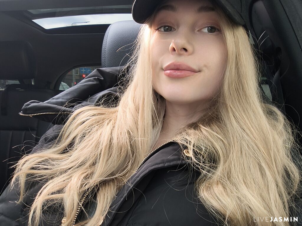Cam girl profile image for MayaRouse