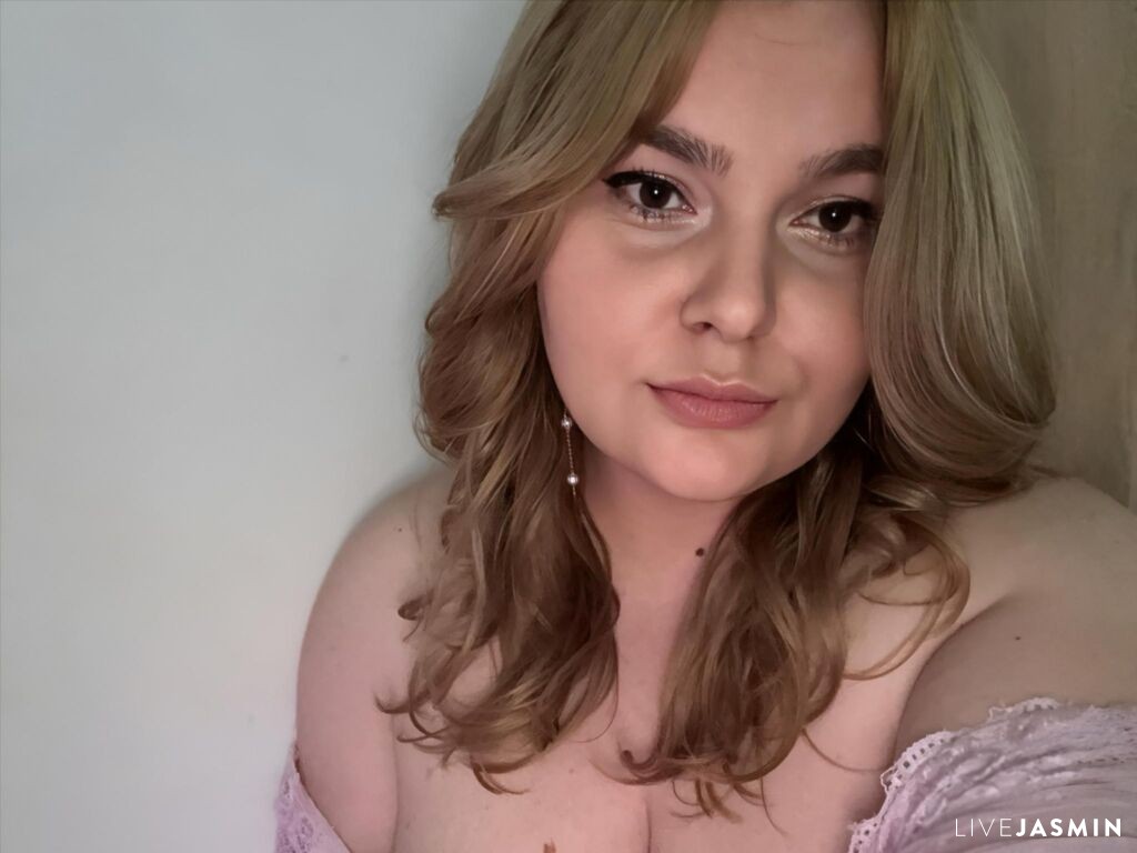 Cam girl profile image for MeganDarcy