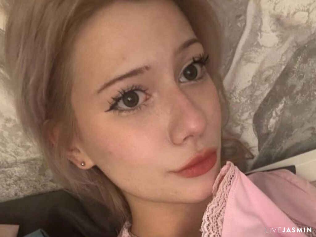 View MeganLinney live cam profile