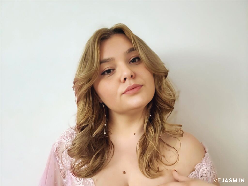 Cam girl profile image for MeganSkies