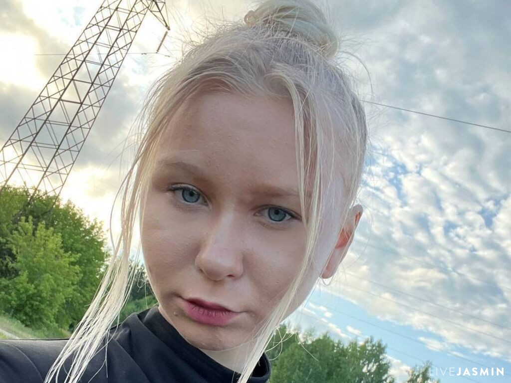 MelbaKines model profile and live status