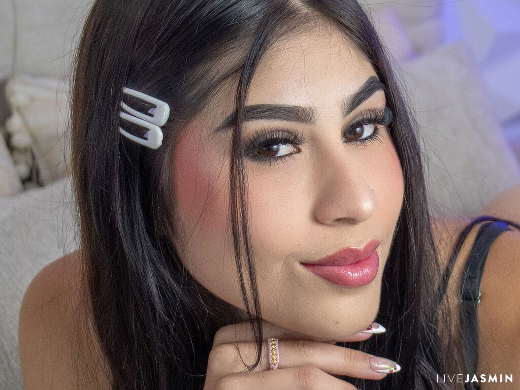 Browse MiaDessire live chat profile