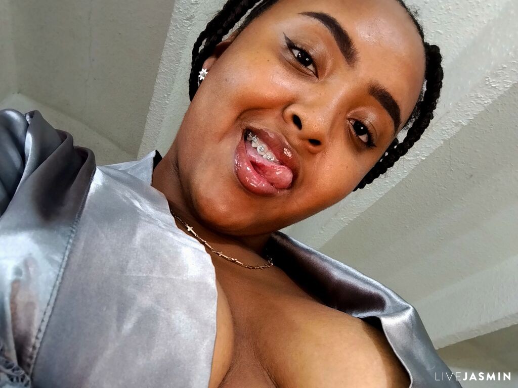 Cam girl profile image for MiaDreamz