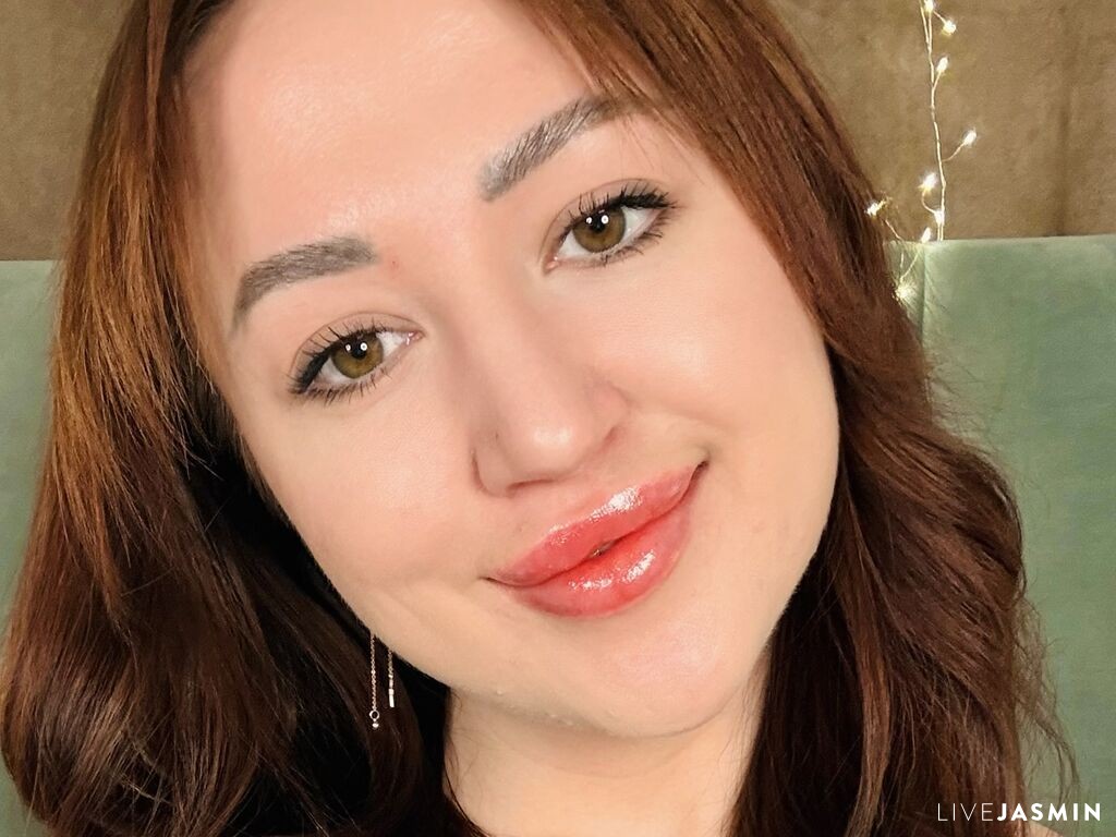 MiaElles model profile and live status