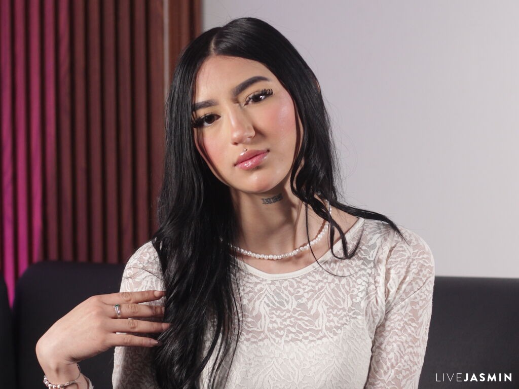 View MiaFerreira cam profile and live status